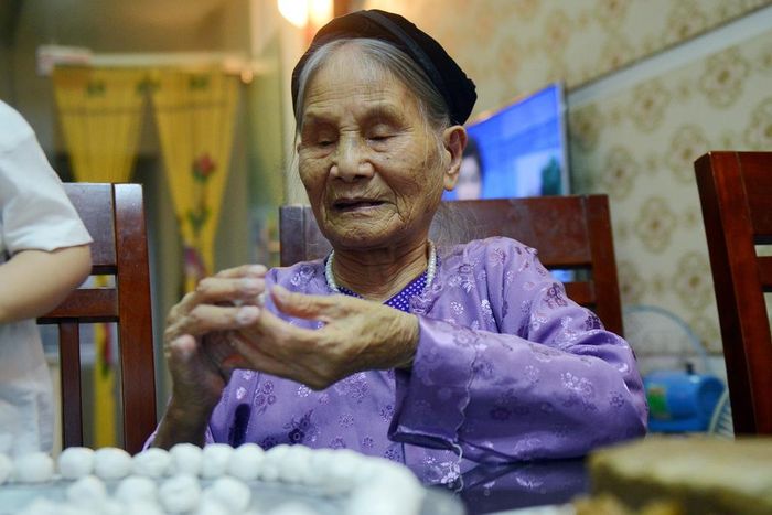 "Trước đây khó khăn lắm, không phải ngày nào cũng được ăn bánh trôi đâu, chỉ dịp Tết Thanh minh hay hội làng thì gia đình mới nặn bánh, lũ trẻ thích lắm. Giờ nhiều món ăn, quà vặt nên chúng cũng không còn thích như xưa nữa", cụ nói thêm.
