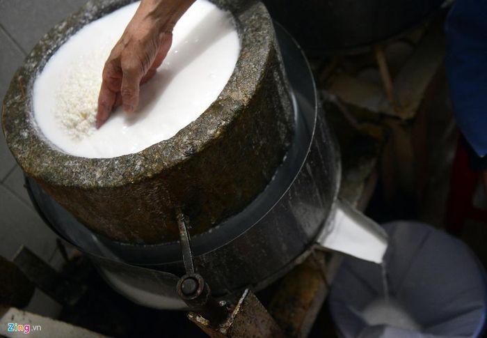 Trước đó, cháu cụ đi mua gạo nếp về xát, ngâm nước, trộn lẫn ít gạo tẻ để bột bánh không quá dính. Gia đình cho biết, xát bột nước thì vỏ bánh mượt, ăn ngon, mát hơn so với bánh làm từ bột khô. Hơn nữa tự mang gạo đi xát sẽ có bột tươi, ngon hơn bột bán sẵn bảo quản ở chợ.