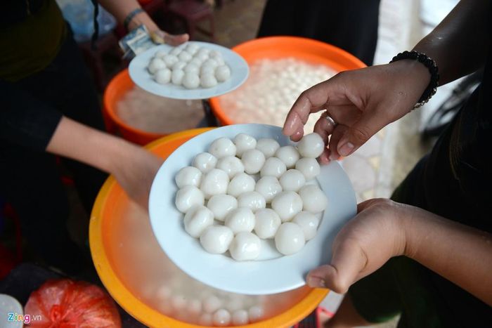 Giá mỗi đĩa lớn 30 viên là 20.000 đồng, đĩa nhỏ 20 viên 15.000 đồng.