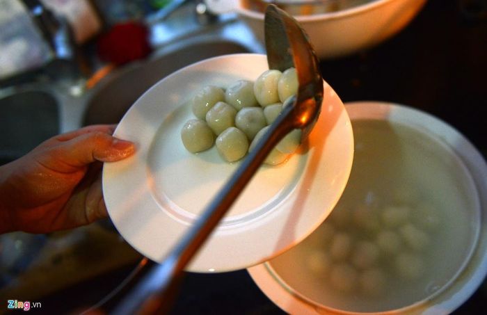 Sau đó cháu trai của cụ vớt bánh ra đĩa.