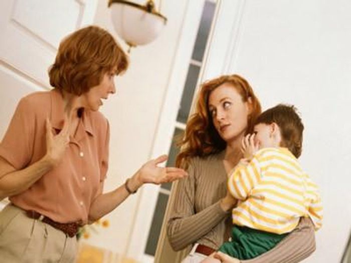 Sáu là: Không thống nhất về quan điểm dạy trẻ Giáo dục con cái là nhiệm vụ của các bậc cha mẹ. tuy nhiên trong xã hội ngày nay mỗi gia đình chỉ có 1 hoặc 2 con nên những đứa trẻ lại được nhận rất nhiều sự yêu thương từ cả phía cha mẹ lẫn ông bà. Nhưng đôi khi chúng lại là nguyên nhân gây mâu thuẫn trong gia đình bởi cách giáo dục của hai thế hệ là hoàn toàn khác nhau. Tranh cãi sẽ xảy ra giữa mẹ chồng và nàng dâu khi không thể thống nhất được cách nuôi dạy trẻ.