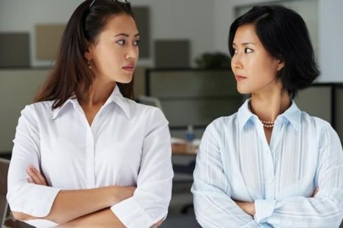 Hai là: Mẹ luôn bênh con trai của bà, yêu cầu con dâu phải làm mọi việc trong nhà. Với những nàng dâu từ thế hệ 8X trở lại đây thì chồng của cô là một “bảo vật” ở trong gia đình, gần như không phải động chân động tay vào việc nhà. Trong quan niệm của lớp thế hệ cũ thì đàn ông lo việc đại sự bên ngoài, còn đàn bà lo việc gia đình nên tất cả việc dọn dẹp, cơm nước, nhà cửa, con cái đều do phụ nữ đảm nhận. Tuy nhiên các nàng dâu 8X, 9X ngày nay khi ở nhà cũng gần như không phải làm gì nên khi về nhà chồng gặp việc không biết làm sẽ không khỏi khiến mẹ chồng phật ý.