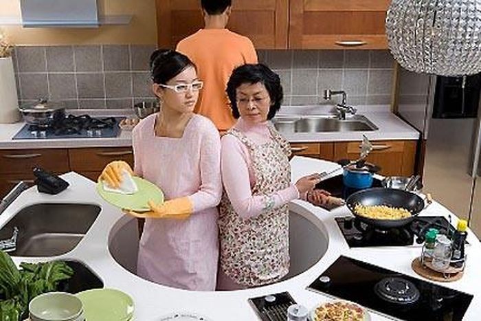 Bốn là: Mẹ chồng can thiệp quá sâu vào cuộc sống riêng tư của hai vợ chồng Rất nhiều thanh niên thế hệ 8X, 9X được cha mẹ nuôi dưỡng nhưng khi lớn lên lại quá phụ thuộc vào mẹ. Lúc nào cũng như một đứa trẻ cần được chăm sóc. Người mẹ cũng tự cho quyền can thiệp vào cuộc sống hôn nhân của con trai. Ví dụ như bà tự tiện vào phòng thay đổi nội thất trong phòng hai vợ chồng bạn…điều này thật sự khiến cho bạn không được thoải mái. Đôi khi khiến những dự tính của vợ chồng bạn không được như ý muốn. Thử hỏi như vậy mâu thuẫn sao có thể không xảy ra?