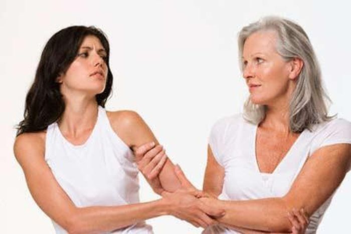 Năm là: Quan niệm về giá trị khác nhau Thông thường thời đại của mẹ chồng và nàng dâu là hai thời đại khác nhau. Có những vật, viêc rất cần thiết cho cuộc sống của vợ chồng bạn, nhưng những thứ đó lại không cần thiết ở thời đại của mẹ chồng bạn. Đương nhiên khi cả hai bất đồng quan điểm về vấn đề nào đó thì chính là lúc mâu thuẫn xảy ra. 