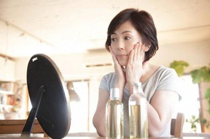 Bảy là: Mẹ chồng luôn khó tính về quan điểm làm đẹp Một người phụ nữ lớn tuổi thế hệ trước thường khá đơn giản trong cách ăn mặc và trang điểm. Đôi khi người mẹ chồng luôn thắc mắc tại sao cô con dâu lại bỏ ra rất nhiều tiền bạc, thời gian để trang điểm, ăn mặc đẹp chỉ để đi dạo phố? Trong vấn đề nay đôi khi người mẹ chồng chỉ quá xét nét cô con dâu mà quên đi thể diện của con trai mình.
