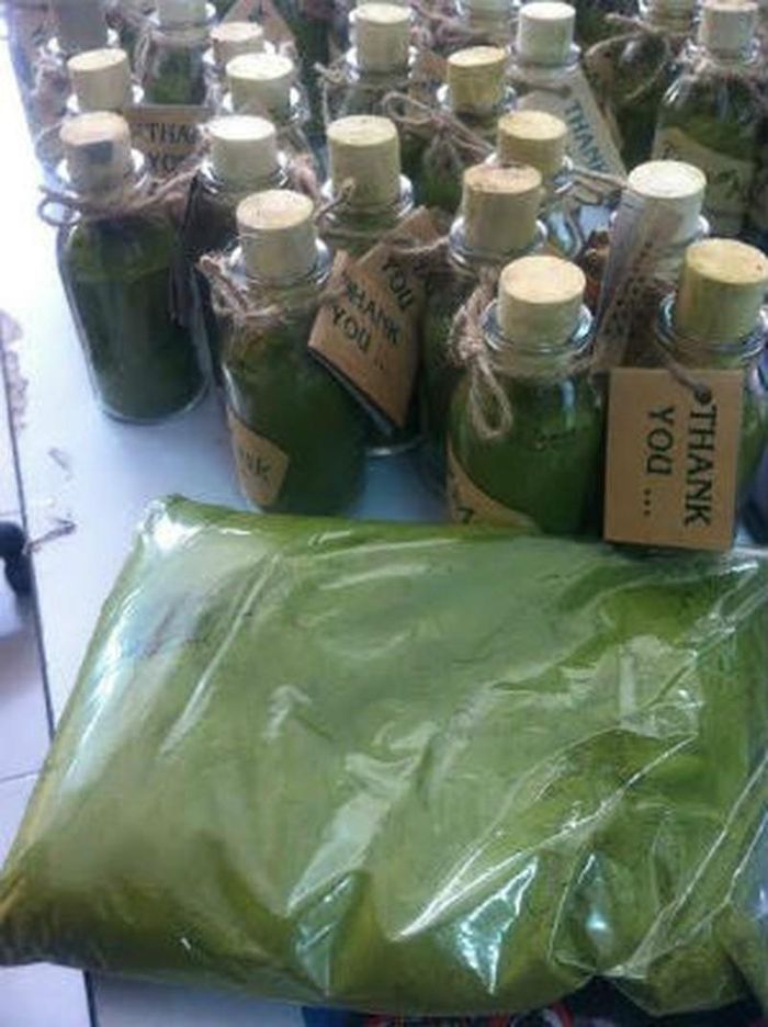 Bột trà xanh matcha đóng thùng được chia nhỏ lẻ để đem bán