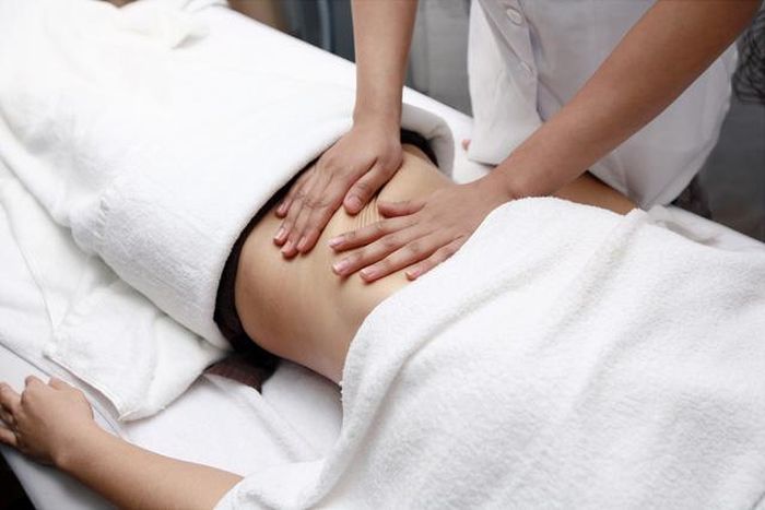 Chỉ massage ngoài da không có tác dụng giảm mỡ bụng. Ảnh minh họa