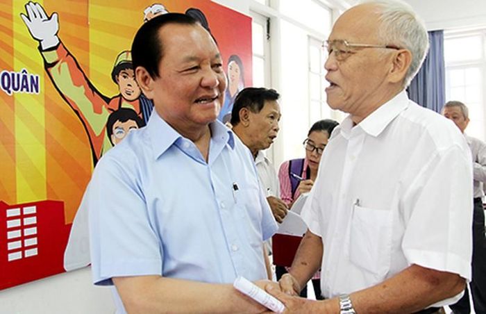 Đại biểu Quốc hội Lê Thanh Hải, nguyên ủy viên Bộ Chính trị, nguyên Bí thư Thành ủy TP.HCM, trao đổi với cử tri quận 5 sáng 14-4. Ảnh: HOÀNG GIANG