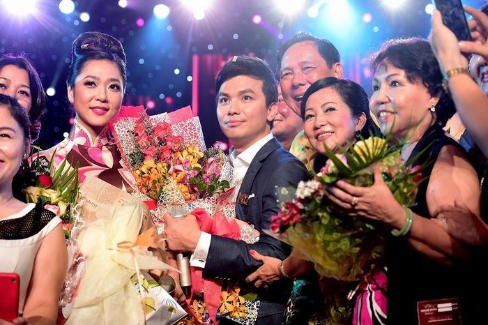 Sau khi chương trình kết thúc, khán giả cũng lưu luyến không nguôi. Rất nhiều người đã ở lại nhà hát Hòa Bình rất lâu để tặng hoa, gửi lời chúc mừng và chụp hình lưu niệm với Mạnh Quỳnh khiến anh vô cùng xúc động. Bởi anh không ngờ rằng sau hơn 20 năm xa quê hương, anh vẫn nhận được tình cảm nồng nhiệt của khán giả đến thế.