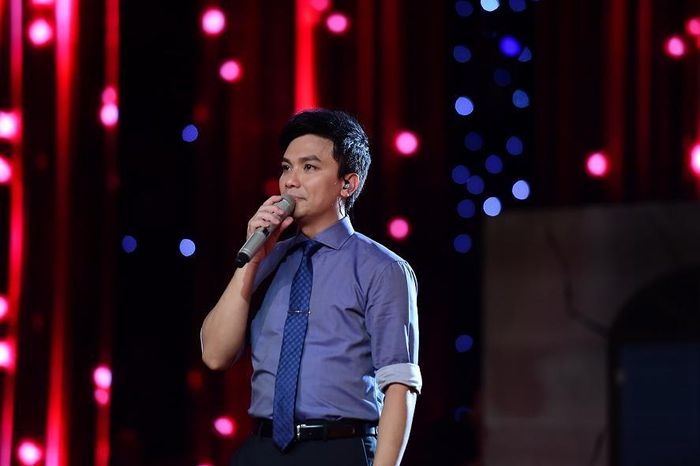 Nhớ lại kỷ niệm về những ngày đầu tiên đi hát đầy khó khăn và nhọc nhằn, Mạnh Quỳnh không giấu nổi những giọt nước mắt lăn dài. 