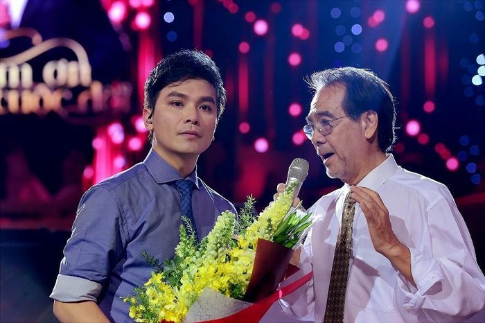 Anh cũng không quên gửi lời cảm ơn và gửi bó hoa tươi thắm tới ông Lê Đức Cường - đại diện Trung tâm băng nhạc Người đẹp Bình Dương. Đây chính là cái nôi đầu tiên khi Mạnh Quỳnh bước chân vào sự nghiệp ca hát. 