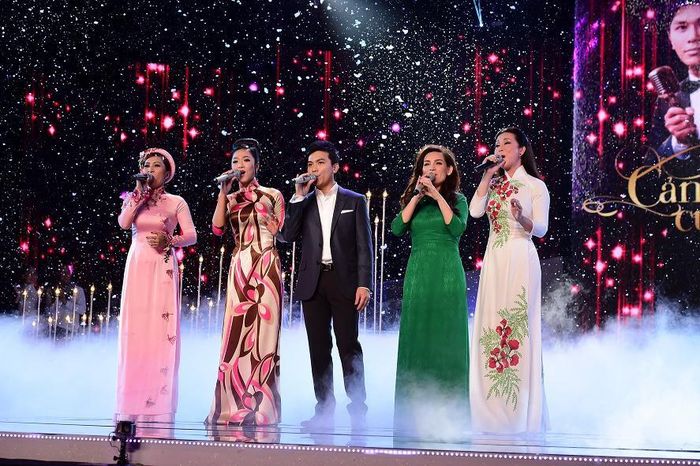 Nam ca sĩ lần lượt song ca với 4 giọng ca Ngọc Liên, Hà Thanh Xuân, Phi Nhung và Hương Thủy liên khúc bốn mùa.