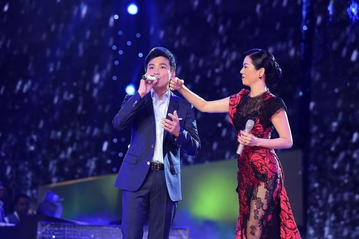 Lệ Quyên và Mạnh Quỳnh song ca liên khúc 'Mưa đêm tỉnh nhỏ' rất ăn ý và tình cảm. Nữ ca sĩ còn nhẹ nhàng vuốt những giọt mồ hôi đang lăn trên má của đàn anh.