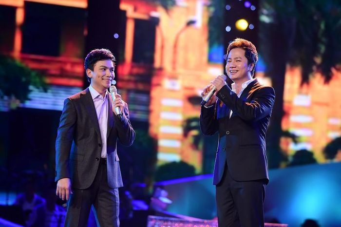 Không phải là khách mời hát trong liveshow của Mạnh Quỳnh, tuy nhiên khi nhìn thấy sự xuất hiện của người em thân thiết là ca sĩ Duy Trường ở hàng ghế khán giả, ca sĩ Mạnh Quỳnh đã lập tức mời Duy Trường lên sân khấu giao lưu và cùng song ca ca khúc “Đêm tiễn biệt” cùng với mình. 