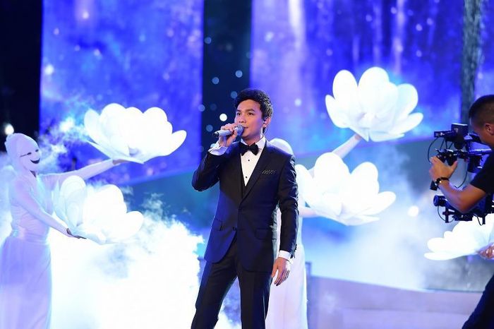 Trong liveshow, dù hát liên tục hơn 20 ca khúc khác nhau và hát live hoàn toàn nhưng giọng hát của Mạnh Quỳnh vẫn rất vang, trong và dài hơi. Nhiều người còn nhận xét rằng, dù Mạnh Quỳnh đã hơn 40 rồi mà giọng hát vẫn trẻ như thuở đôi mươi, thậm chí nhiều người phải thốt lên rằng: “Mạnh Quỳnh hát live hay quá, hay hơn cả khi nghe qua CD”.