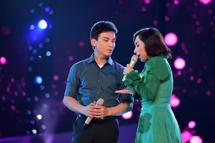 Mạnh Quỳnh - Phi Nhung kết hợp trong màn tân cổ 'Mất nhau rồi'. Cả hai diễn vô cùng ăn ý và tình cảm trên sân khấu.