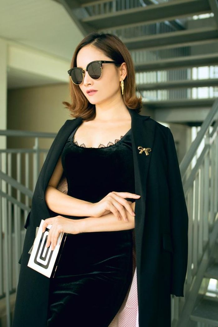 Cùng trang phục sang trọng, cô khéo léo chọn phụ kiện hoa tai, cài áo và cluth cầm tay họa tiết màu vàng đồng với kiểu dáng lạ mắt.