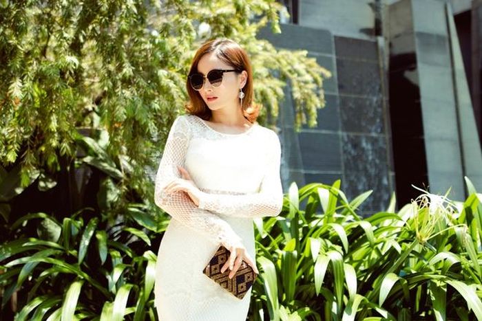 Đầm ren là trang phục yêu thích của diễn viên gốc Hà thành. Thời gian qua Lan Phương đã đầu tư nhiều hơn cho tủ đồ của mình. Trước đây, cô không ít chú ý đến trang phục đời thường nên từng bị nhận xét là xuề xòa.