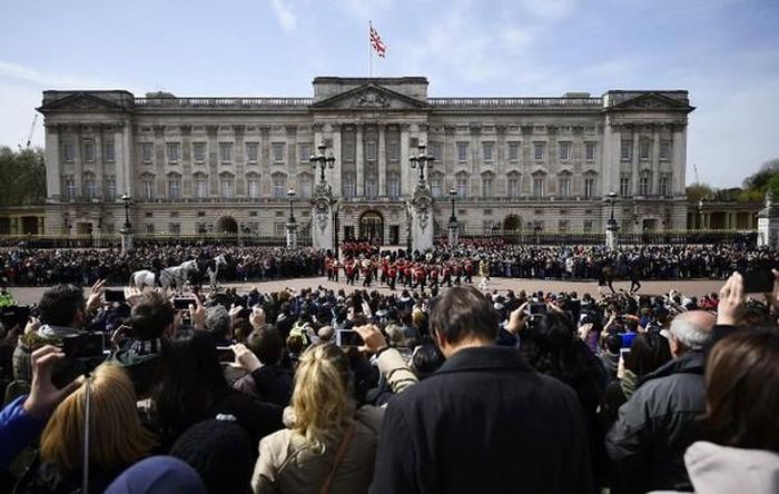 Đám đông tụ tập bên ngoài Cung điện Buckingham ở London để được tận mắt diện kiến Nữ hoàng Anh.