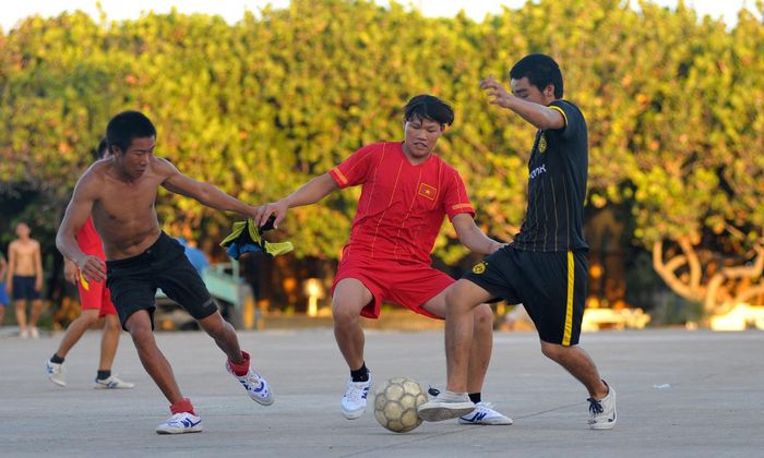 Khác với những đảo chìm, những đảo nổi có diện tích lớn như Trường Sa Lớn, Trường Sa Đông, Song Tử Tây… cán bộ, chiến sỹ chơi được nhiều môn thể thao. Riêng tại đảo Trường Sa Lớn, các chiến sỹ chơi được cả bóng đá. 