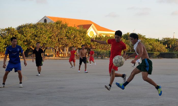 Sau mỗi ngày làm việc, trên sân bê tông ở Trường Sa Lớn lại vang lên không khí sôi nổi của những trận cầu. Theo các chiến sỹ, bóng đá là một trong những môn thu hút được nhiều người tham gia nhất.
