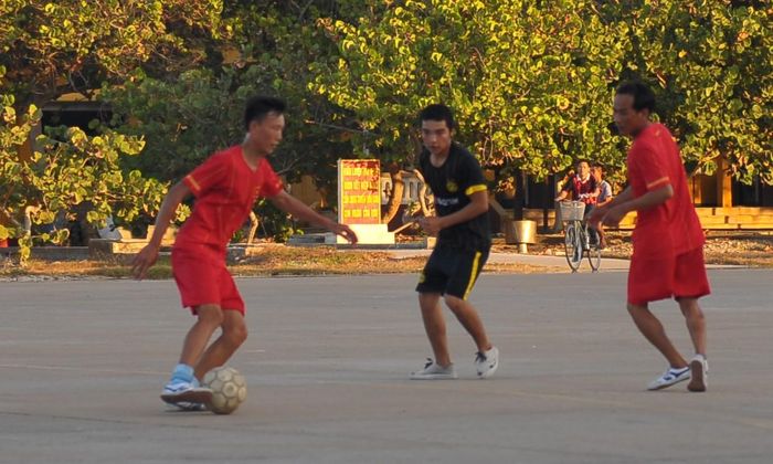 Có những khi phải chia thành ba đội, đá thua ra cho đội ngoài vào. Đội thua ngoài nhường cuộc chơi cho đội khác vào còn phải phạt chống đẩy