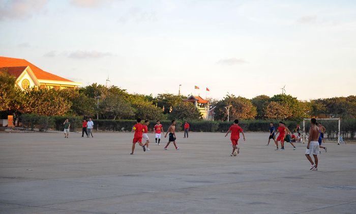 Trong Hành trình tuổi trẻ vì biển đảo quê hương năm 2016, chúng tôi có dịp đến thăm cán bộ, chiến sỹ và nhân dân tại huyện đảo Trường Sa và nhà giàn DK1 thuộc thềm lục địa phía Nam của Tổ quốc. Qua những câu chuyện và thời gian ngắn ở đảo, chúng tôi có dịp hiểu thêm cuộc sống thường ngày của cán bộ, chiến sỹ nơi đầu sóng ngọn gió của Tổ quốc.