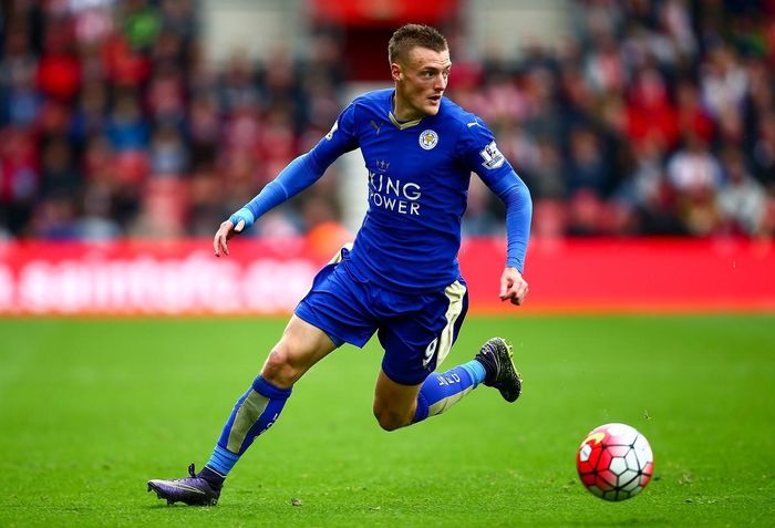 Jamie Vardy được đánh giá là tiền đạo xuất sắc nhất Ngoại hạng Anh mùa giải này. Từ một cầu thủ vô danh, anh đã tìm được chỗ đứng trong màu áo của ĐT Anh và hơn thế nữa là hướng tới danh hiệu vua phá lưới mùa này.
