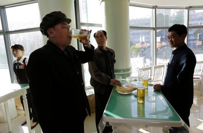 Ông Park Sun Won (66 tuổi) một bác sĩ nghỉ hưu cùng bạn bè đi uống bia. (Ảnh: AP)