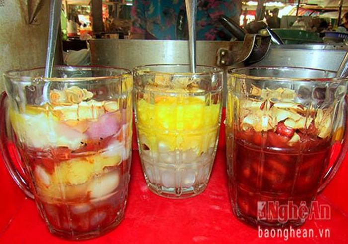 Những cốc chè với đủ hương vị và được bỏ thêm đá mát lạnh