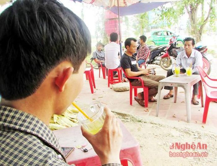 Nước mía được nhiều người lao động lựa chọn, bởi giá cả phù hợp.