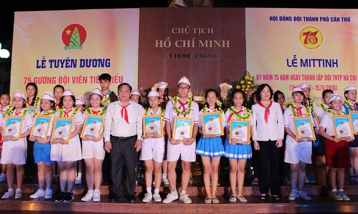 Đồng chí Trần Quốc Trung, Ủy viên BCH Trung ương Đảng, Bí thư Thành ủy Cần Thơ và đồng chí Phan Thị Hồng Nhung, UVBTV Thành ủy, Chủ tịch UBMT Tổ quốc Việt Nam thành phố tuyên dương cho các em đội viên.