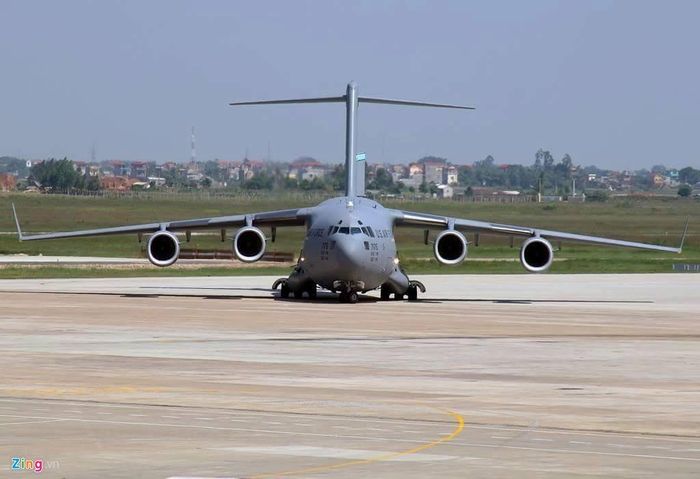 Diện tích cánh của US Air Force C-17 353 m², trọng lượng rỗng 128.100 kg, trọng lượng cất cánh tối đa 265.350 kg. 