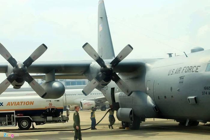 C-130 có thể chở theo 64 lính dù, 6 kiện hàng hóa, 2-3 xe thiết giáp Humvee, 2 xe thiết giáp M-113. Tổng tải trọng hàng hóa mang theo khoảng 20,4 tấn. Ngoài ra, phi cơ này có thể thực hiện một loạt các vai trò khác nhau như hỗ trợ hỏa lực tầm gần, tìm kiếm cứu nạn, trinh sát, tiếp nhiên liệu, tuần tra hàng hải, tác chiến điện tử, vận tải quân sự. 