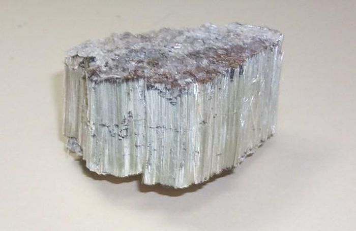 Asbestos là một trong những loại quặng nguy hiểm nhất thế giới. Trong khi những loại quặng khác gây nguy hiểm ngộ độc thông qua thành phần hóa học thì asbestos gây tác hại trực tiếp lên phổi của con người. Asbestos là hợp chất của silic, sắt, sodium và oxy. Nó được tạo thành từ hàng nghìn các tinh thể nhỏ, có thể bay trong không khí và nhiễm vào phổi của con người từ đó gây ra bệnh ung thư phổi.