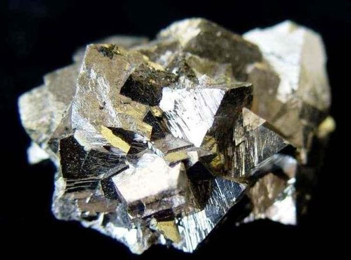 Arsenopyrite thường dễ bị nhầm với vàng nhưng sẽ có sự khác biệt. Do Arsenopyrite là loại đá độc hại cho nên bạn không nên đưa nó lên miệng để kiểm tra. Arsenopyrite là chất sulfat sắt-thạch tín. Nếu như con người đốt nóng hoặc sơ ý để nước rơi lên mẩu quặng này thì khói độc của thạch tín sẽ được giải phóng ra bên ngoài cũng như sản sinh chất độc gây ung thư.