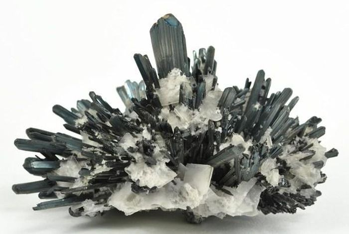 Stibnite là hợp chất sulfua antimo nhưng nó nhìn khá giống bạc. Ban đầu, do con người không biết đến sự độc hại của Stibnite nên đã sử dụng loại đá có khả năng giết người này để sản xuất các vật dụng ăn uống dẫn đến ngộ độc. Do đó, chúng ta nên rửa tay cẩn thận sau khi tiếp xúc với Stibnite để tránh nhiễm độc.