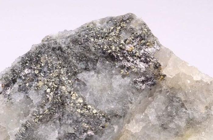 Coloradoite được phát hiện trong quặng tinh thể, có nguồn gốc từ các mạch mắc ma. Quặng này là hợp chất giữa thủy ngân với tellurium, một kim loại rất độc và hiếm. Chính vì vậy, Coloradoite nguy hiểm gấp 2 lần đối với những người nào dám cầm chúng. Nếu nó bị đun nóng hoặc cho tác động với một hóa chất nào đó thì Coloradoite sẽ tạo ra một loại khí nguy hiểm chết người, đồng thời giải phóng bụi.