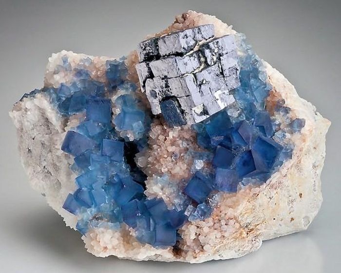 Galena là chất quặng chính của chì và tạo thành những khối hình lập phương bạc lấp lánh, gần như hoàn hảo. Mặc dù chì khá dẻo nhưng chất lưu huỳnh của hợp chất Galena lại cực kỳ dễ vỡ và có phản ứng nhanh với hóa chất. Trong quá trình chiết suất, thành phần chì trong quặng có thể gây nguy hiểm độc hại tới sức khỏe con người và môi trường.