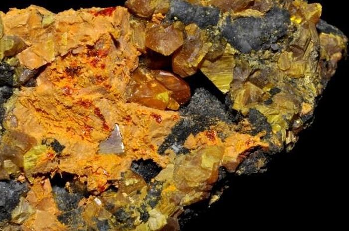 Orpiment là loại đá tử thần làm từ thạch tín và lưu huỳnh. Do vậy, nó còn độc hại hơn cả asen. Màu sắc của Orpiment khá hấp dẫn nhưng nếu như người nào cầm nó bằng tay, nó có thể giải phóng ra bột thạch tín neurotoxic, carcinogenic (chất gây ung thư). dẫn nhưng nếu ba
