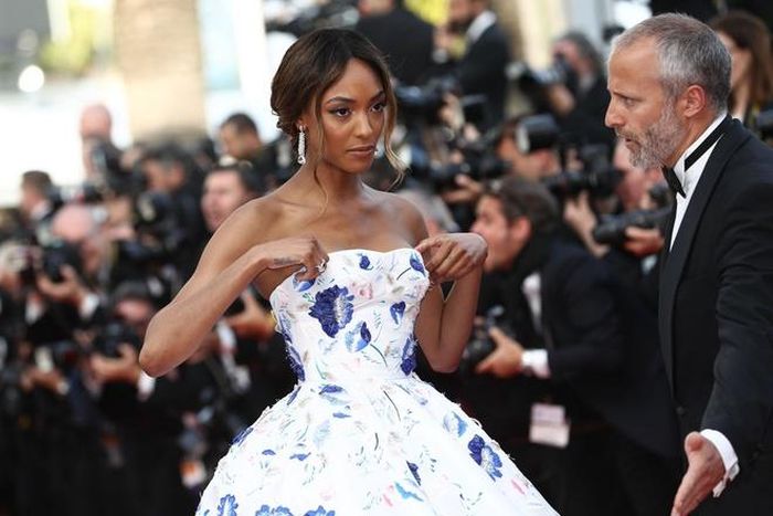  Nữ diễn viên Jourdan Dunn tỏa sáng với váy cúp ngực của Ralph&amp;Russo. Chiếc váy được E!Online đánh giá là một trong những trang phục đẹp nhất Cannes. Nhưng Jourdan luôn lo sợ sự cố tuột váy. Cô nhiều lần đưa tay lên cân chỉnh. 