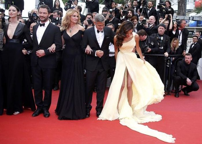  Bà xã Geogre Clooney - Amal Clooney sẽ có một sự kiện hoàn hảo tại Cannes nếu như không bị vấp váy trên thảm đỏ. Khi di chuyển, cô thường phải chỉnh trang phục và mất đi sự tự tin trước ống kính. 