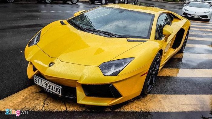  Lamborghini Aventador LP700-4 đầu tiên tại Việt Nam. Xe mang biển tứ quý 9 và về Việt Nam từ khoảng năm 2012. Thời điểm đó, Lamborghini chưa hiện diện chính hãng. 