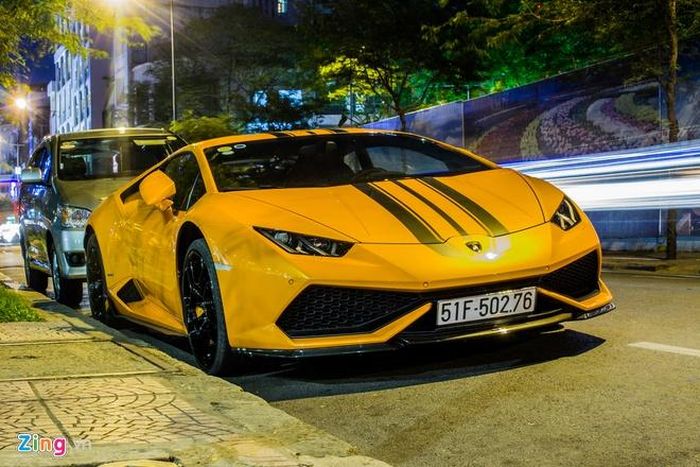  Lamborghini Huracan LP610-4 Vorsteiner Verona Edizione độ pô Capristo. 1 trong 2 chiếc Huracan có mâm nan hoa sơn đen (cùng với Huracan đỏ cầu sau). 