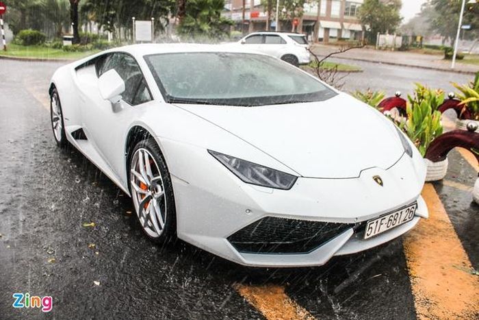  Lamborghini Huracan LP610-4 màu trắng chính hãng. Đây cũng là 1 trong 3 chiếc Huracan sở hữu bộ mâm 5 chấu kép hình chữ V. 