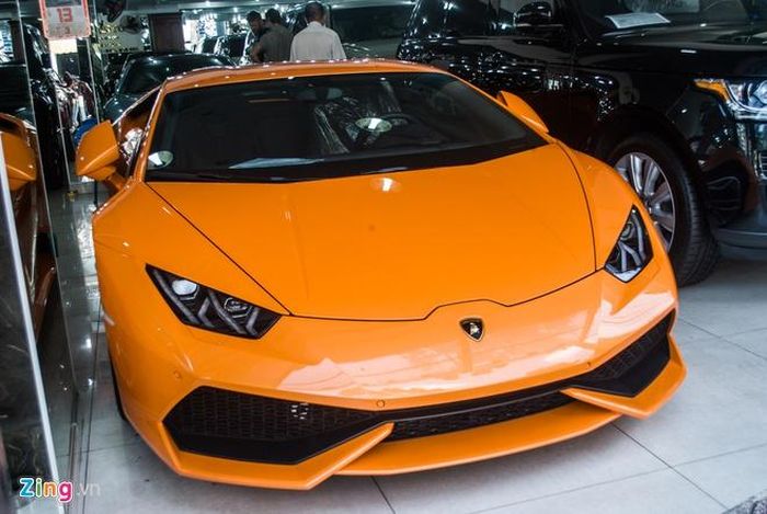  Lamborghini Huracan trước khi bị tai nạn ở cao tốc Long Thành Dầu Giây. Khi còn ở showroom, xe mang nắp capo bằng nhựa. Khi có chủ và ra biển trắng, xe được trang bị nắp capo bằng kiếng. Đây cũng là 1 trong 3 chiếc Huracan sở hữu bộ mâm 5 chấu kép hình chữ V. Cho tới nay, showroom tư nhân vẫn bán chạy siêu xe Lamborghini hơn đại diện chính hãng. Một trong những nguyên nhân được nhận định là nhờ giá "mềm hơn". 