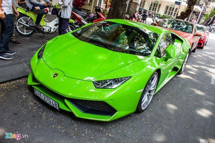  Lamborghini Huracan LP610-4 của Phan Thành. Đây cũng là 1 trong 3 chiếc Huracan sở hữu bộ mâm 5 chấu kép hình chữ V. 