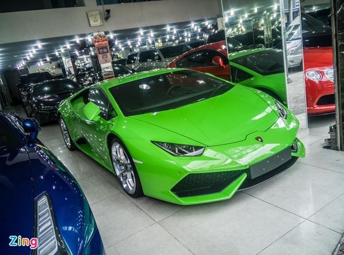  Lamborghini Huracan LP610-4. Xe được trang bị nắp capo bằng kính. 