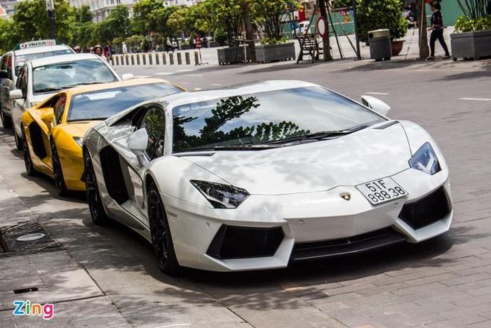  Lamborghini Aventador LP700-4 chính hãng vừa ra biển trắng. 