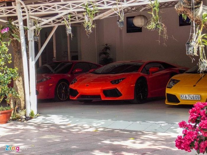  Lamborghini Aventador LP700-4 từng thuộc sở hữu của đại gia Minh Nhựa và Lamborghini Murcielago LP640-4 từng thuộc sở hữu của Cường Đô La. Bộ đôi này hiện tại thuộc sở hữu của đại gia ngành y tế. 